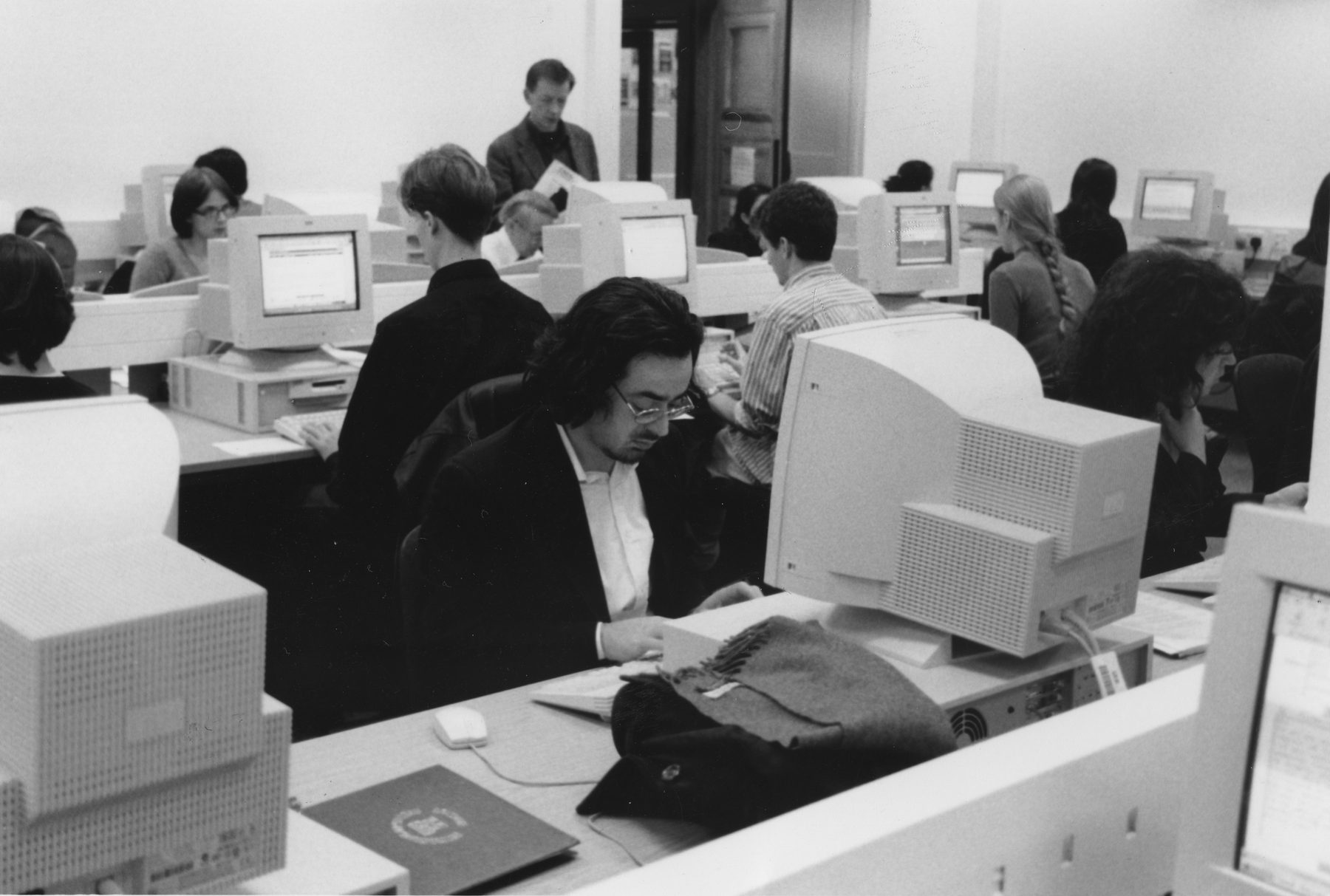 Estudiantes en estaciones individuales de computación en la London School of Economics, hacia la década de 1990.